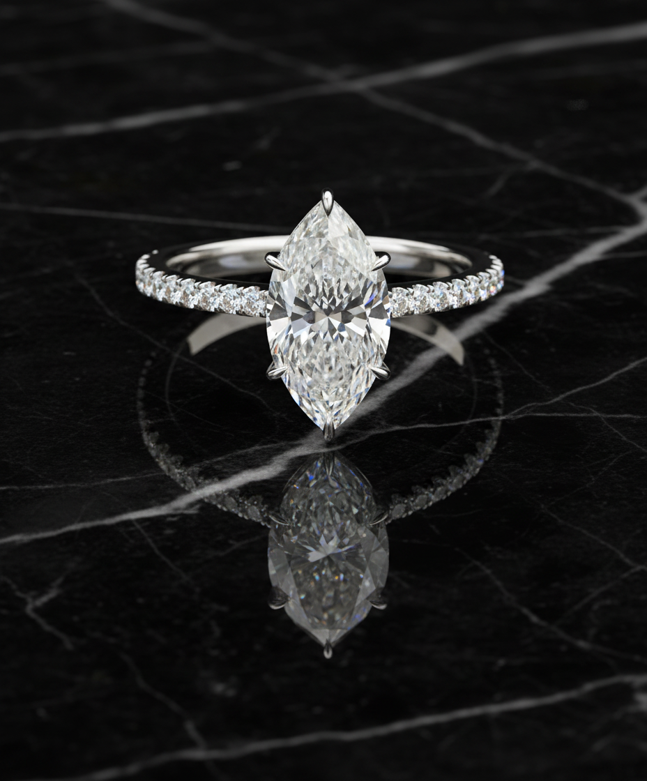 Anello con diamante marquise in oro bianco su marmo nero