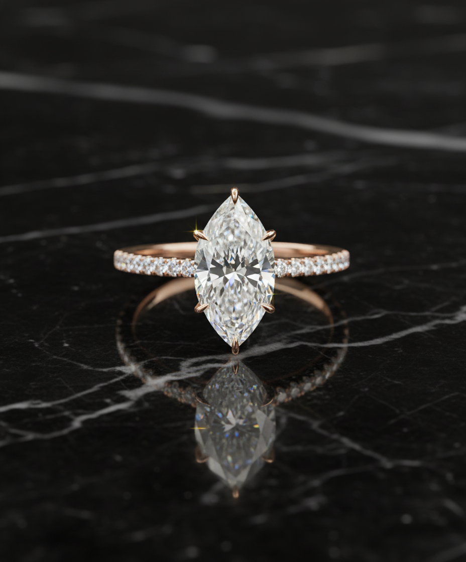 Anello con diamante marquise in oro rosa su marmo nero