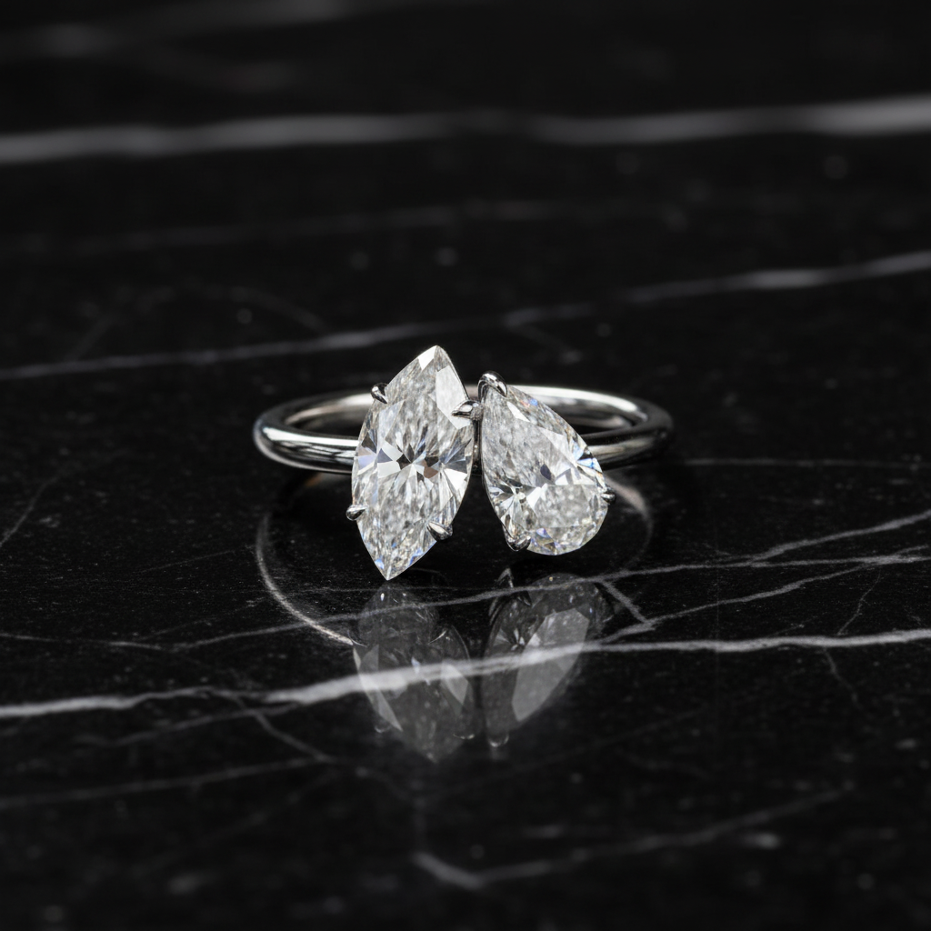 Anello con diamanti marquise in argento su marmo nero