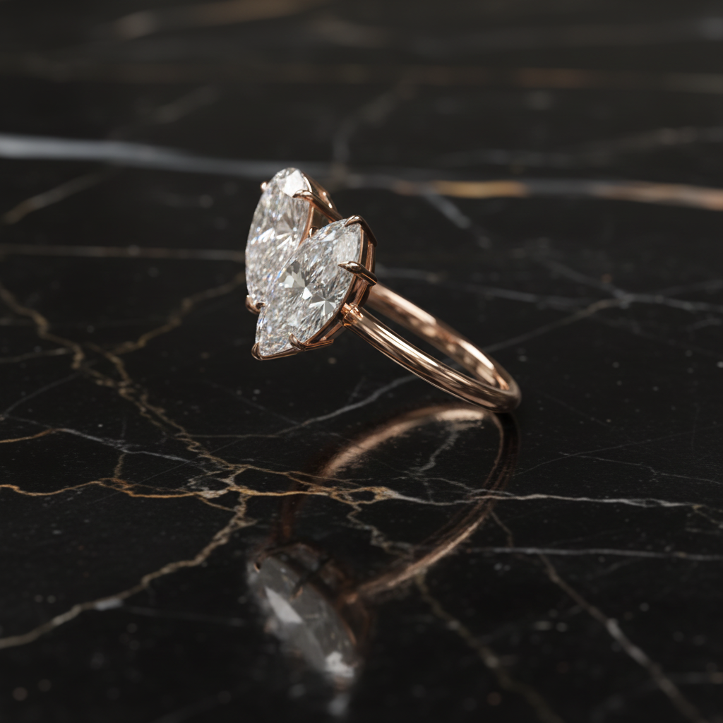 Anello con diamanti marquise in oro rosa su marmo nero con venature oro