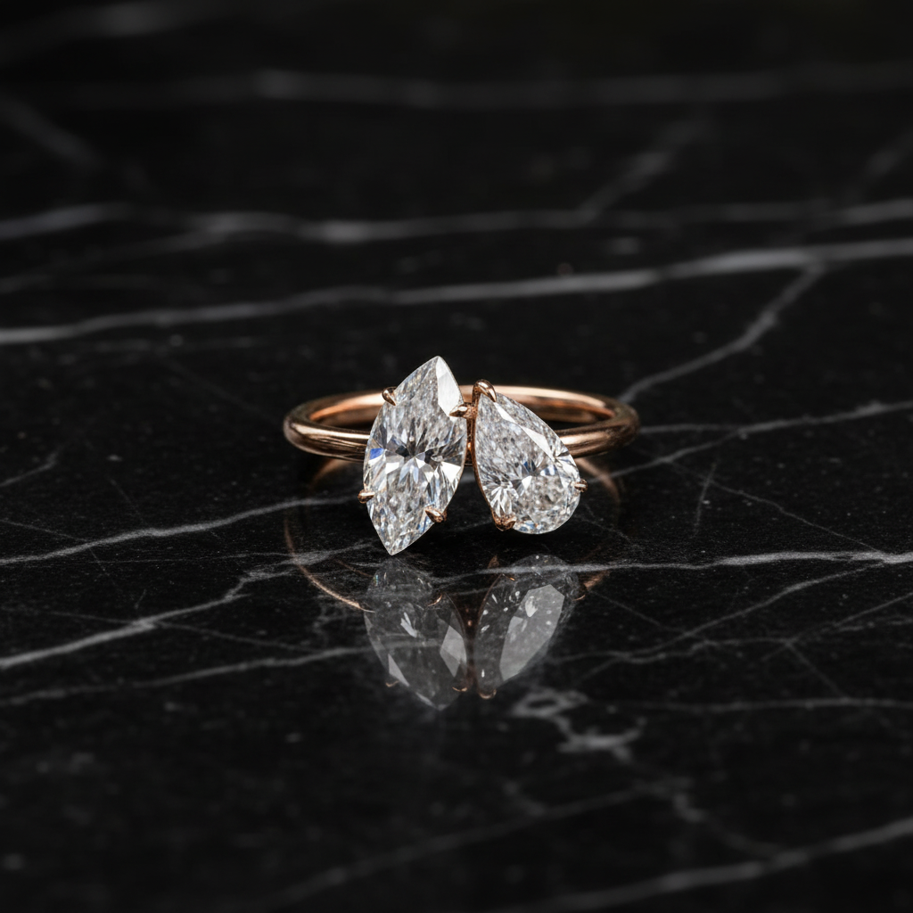 Anello con diamanti marquise su marmo nero