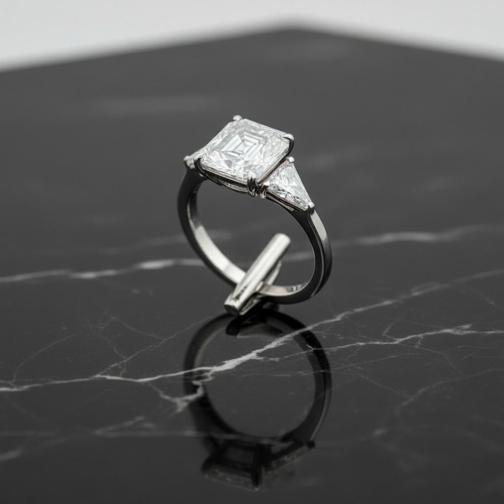 Anello trilogy su porta anello su marmo nero